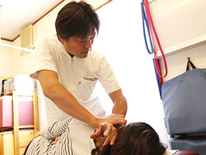 大阪市福島区 カイロプラクティック整体ヘンミの秘の一点法による頚椎の矯正の様子